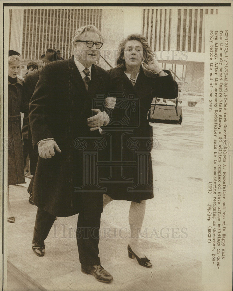 1973 Press Photo Governor Nelson Rockefeller Wife Happy Empire State Plaza - Historic Images