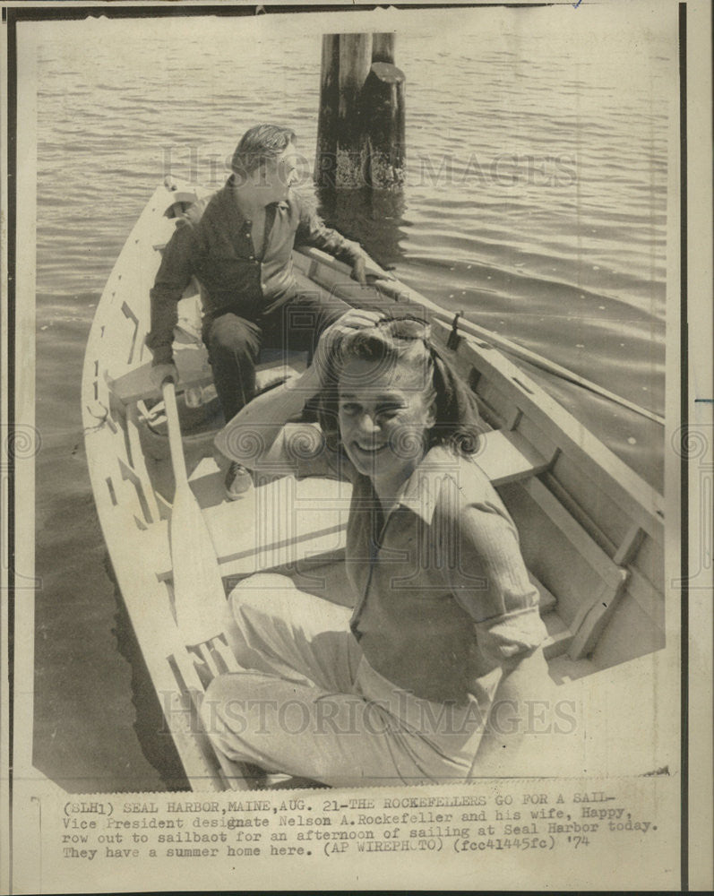 1974 Press Photo Nelson A. Rockerfeller and wife go boating - Historic Images