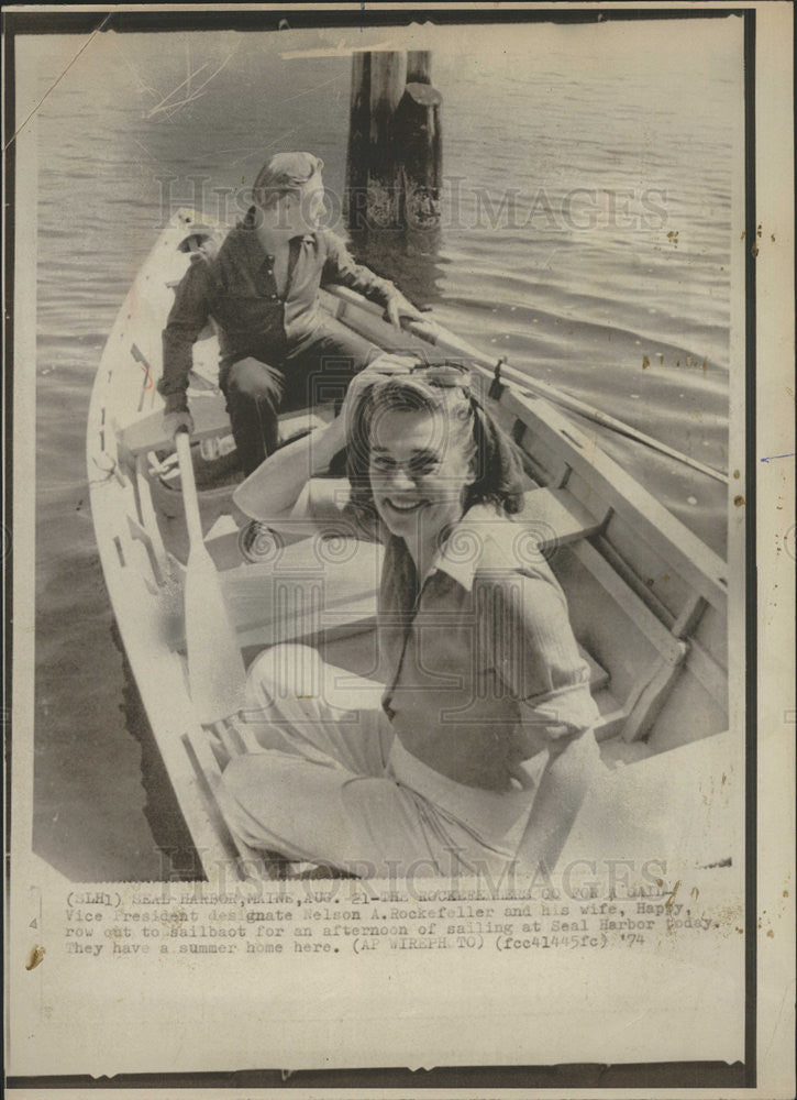 1974 Press Photo Vice President Designate Nelson A. Rockefeller And Wife, Happy - Historic Images