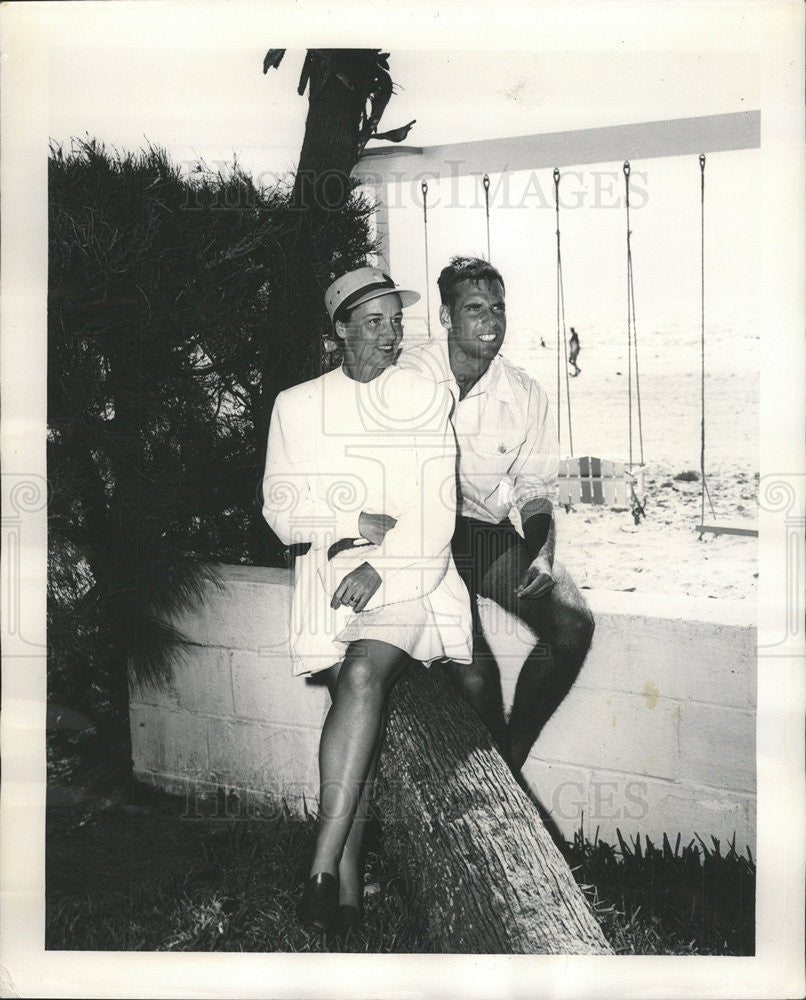 1953 Press Photo Theodore Robinson Wife Son John Tides Hotel Florida - Historic Images