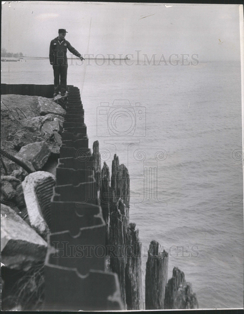 1963 Press Photo Troy Robinson at lakefront where his saved Mrs. Lipshutz - Historic Images