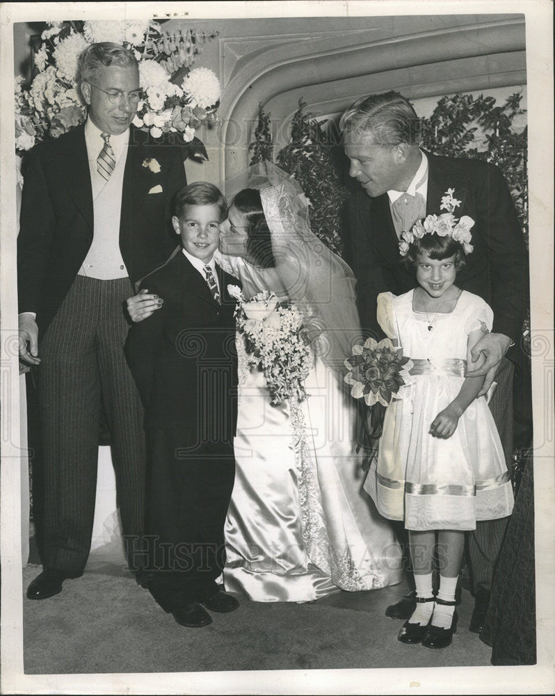 1948 Press Photo Ford Scott Rollo as his Cousin the Bride Kissed Him. - Historic Images