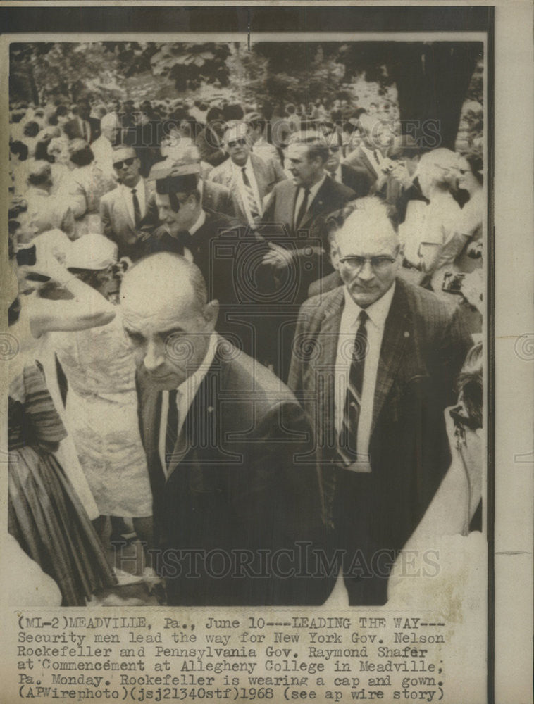 1968 Press Photo Security men leading the way for Gov.Nelson Rockefeller. - Historic Images