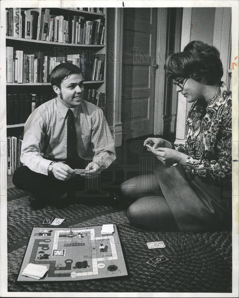 1970 Press Photo Ken And Karen Christiansen Play Game They Invented &quot;Divinity&quot; - Historic Images