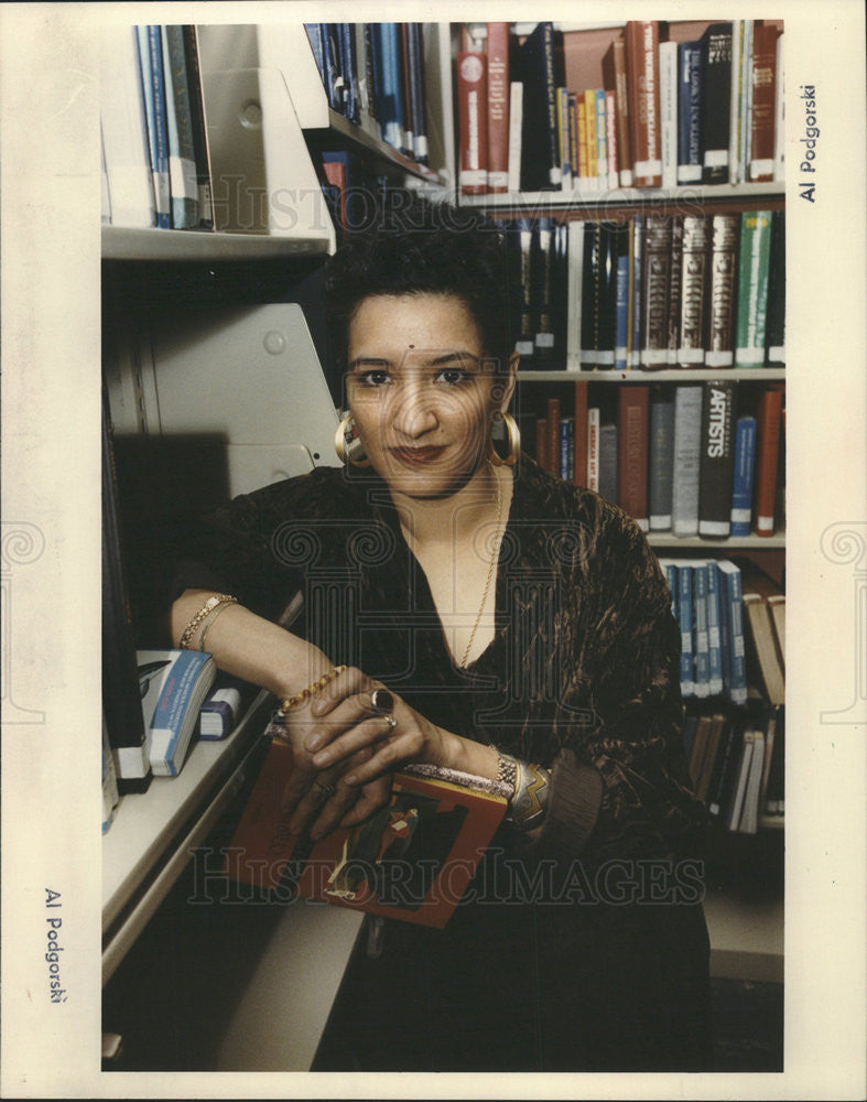 1992 Press Photo Sandra Cisneros Award Winning Latino Female Poet From Chicago - Historic Images