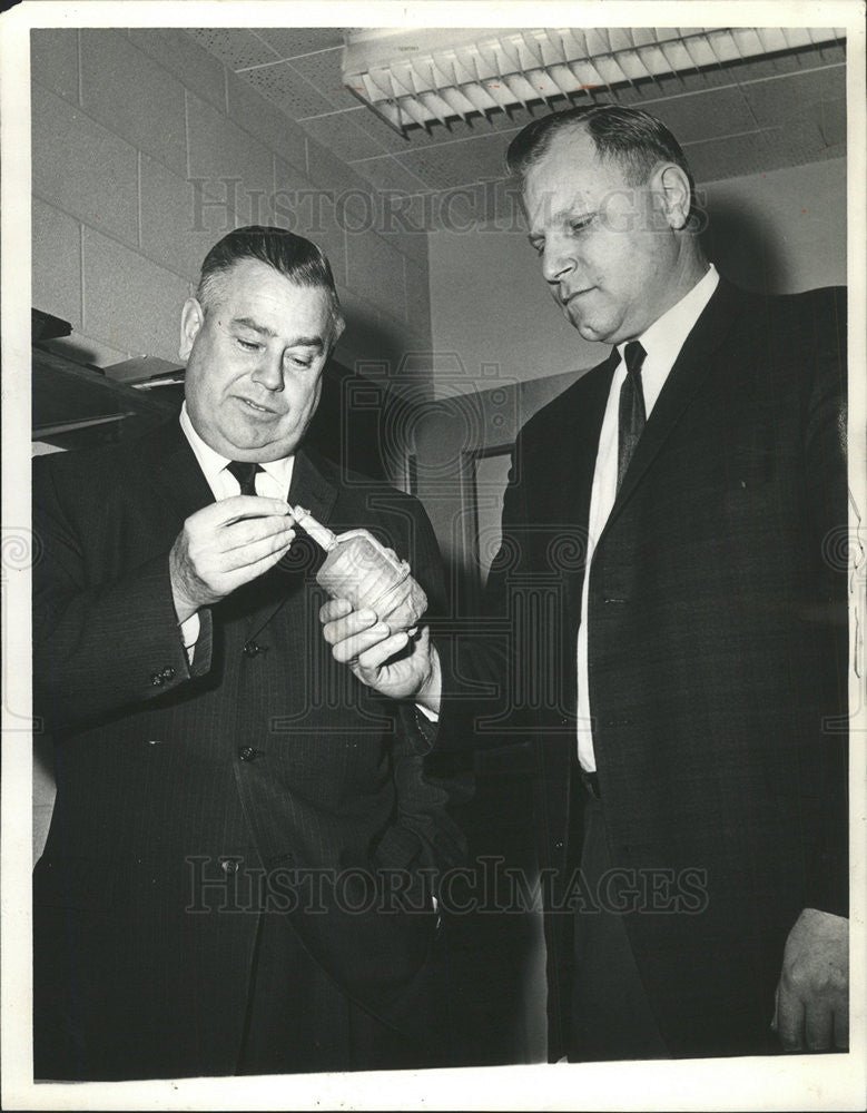 1963 Press Photo Police chief Charles Christiansen and detective Walter Tepler - Historic Images