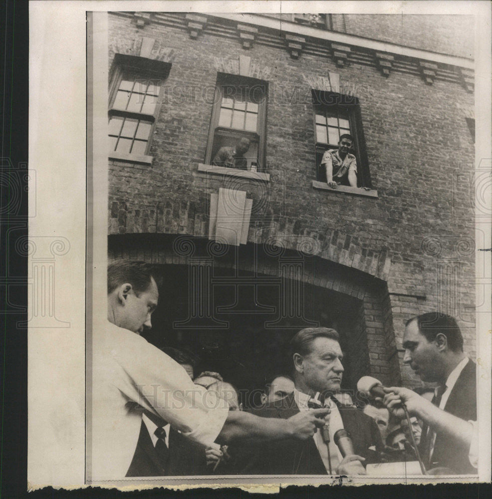 1964 Press Photo Gov. nelson Rockerfeller speaks with the press - Historic Images