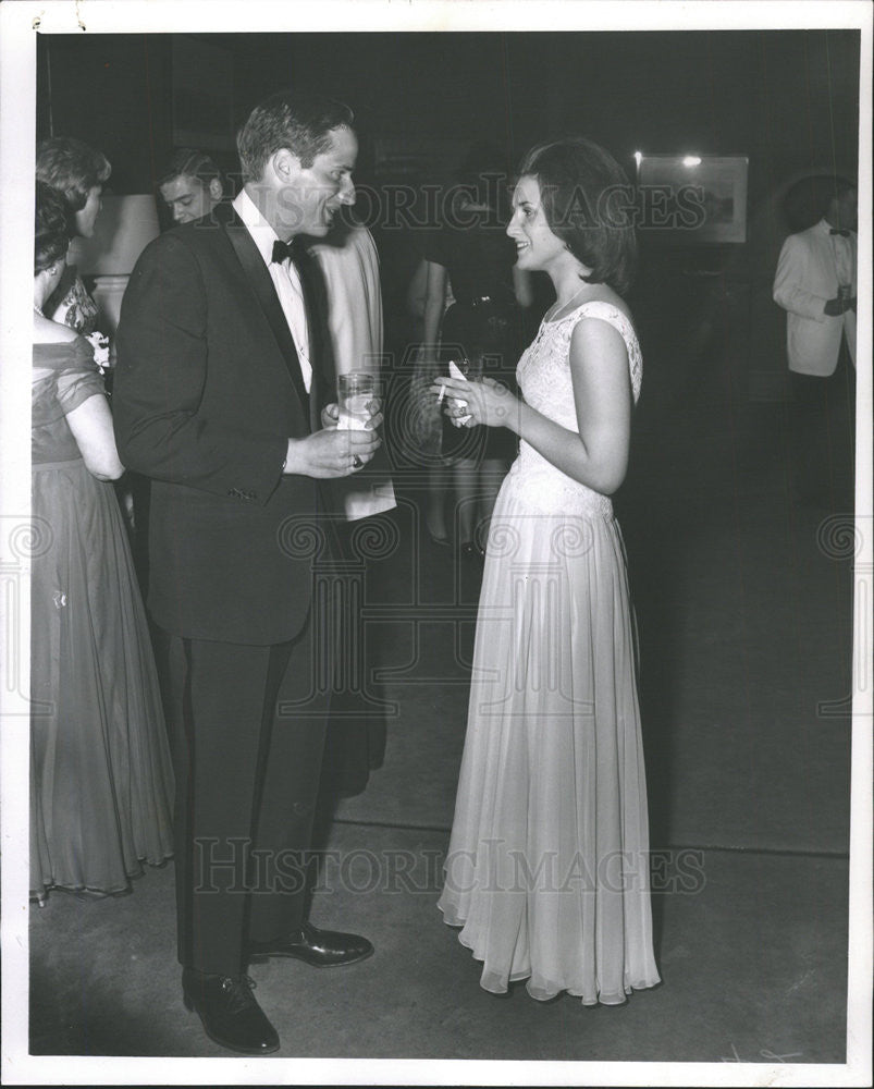 1962 Press Photo Kim and Virginia enjoy a bit of conversation. - Historic Images