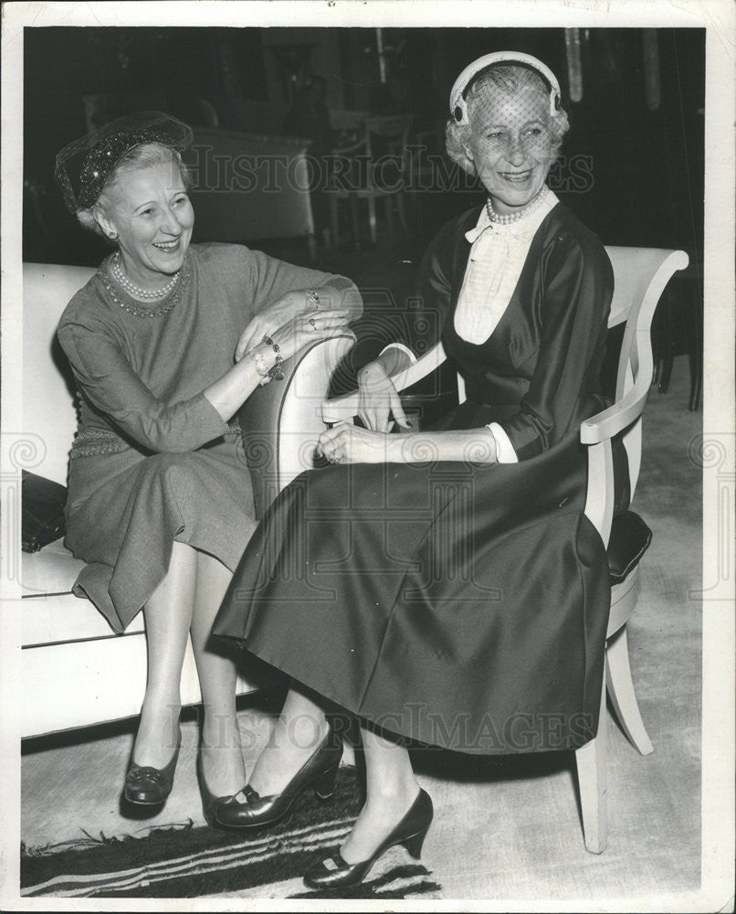 1954 Press Photo MRS. ERIC OLDBERG WOMAN&#39;S BOARD ST. LUKE&#39;S HOSPITAL - Historic Images