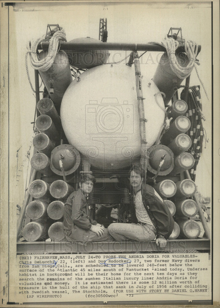 1973 Press Photo Chris and Don, former Navy divers to be lowered 240-feet. - Historic Images