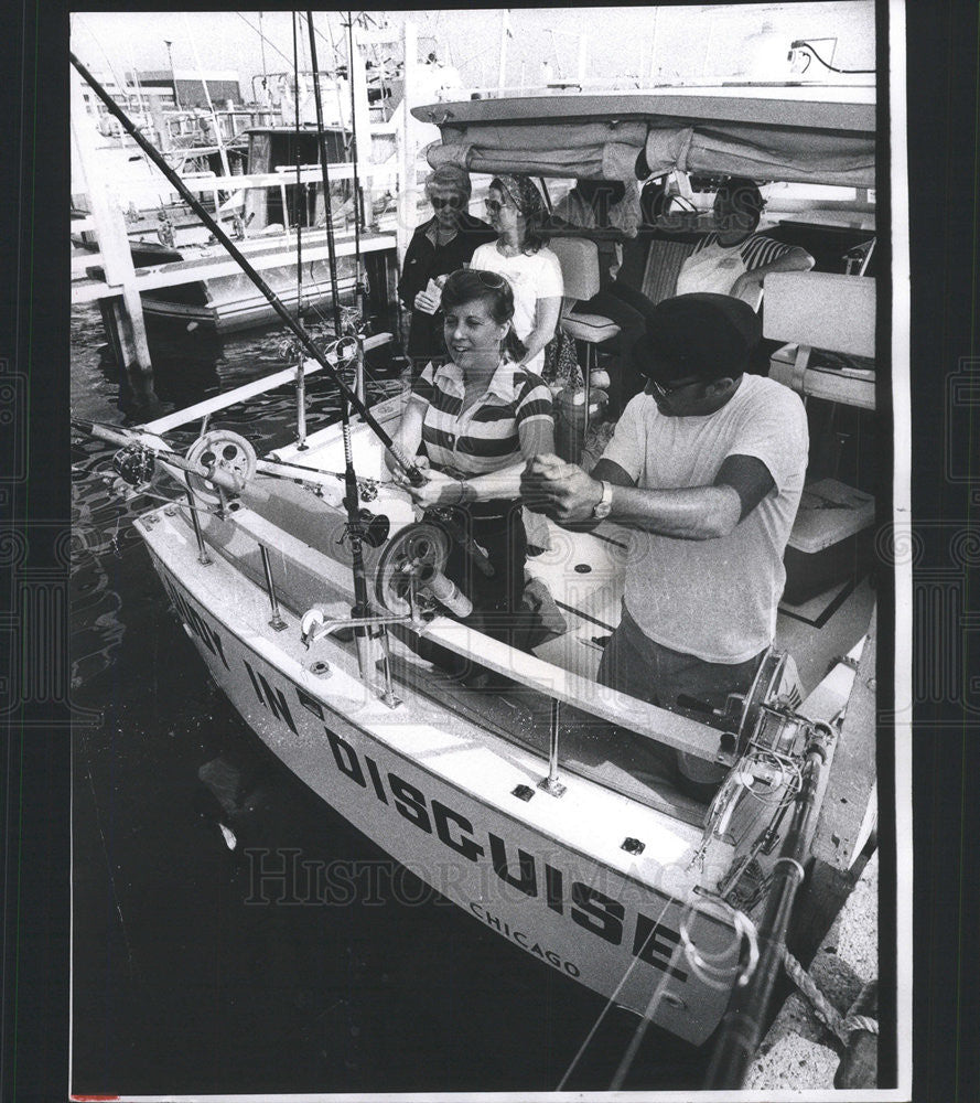 1977 Press Photo Helena Eliott Fishing With Bill Babich, Capt Judy In Disguise - Historic Images