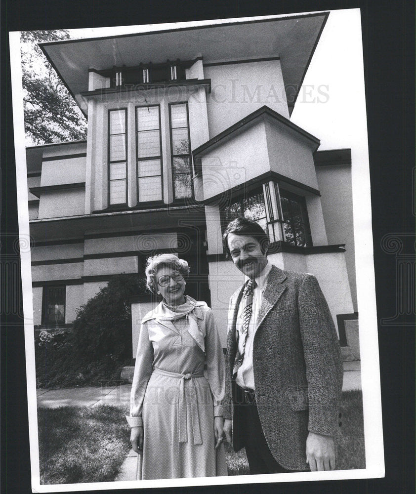 1977 Press Photo Paula Nelson and William Dring outside Fricke House. - Historic Images