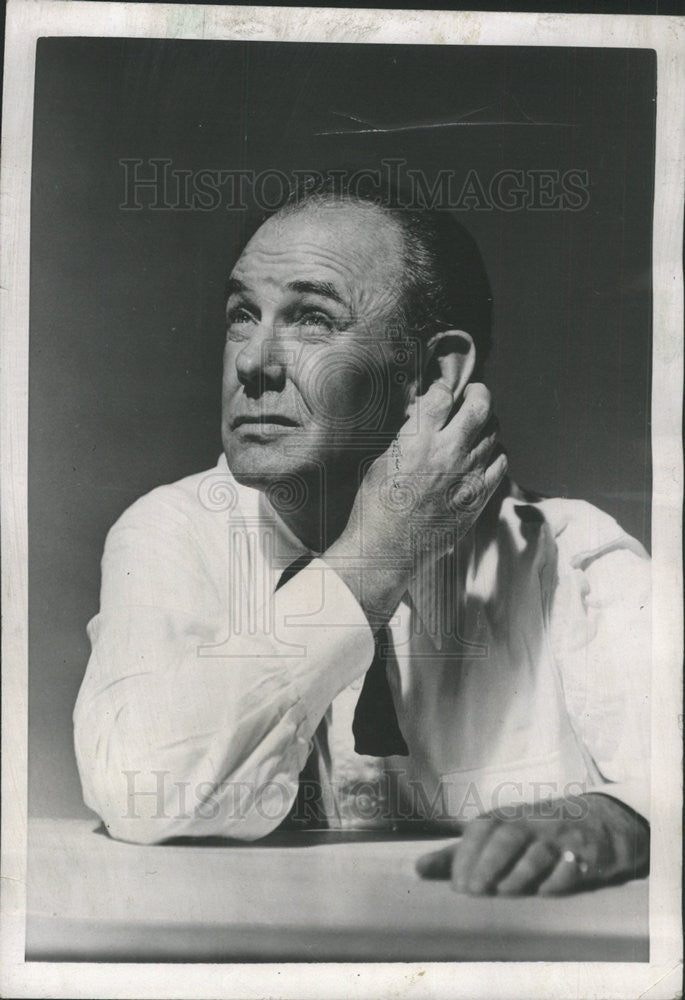 1953 Press Photo Eddie Dowling, Actor, Rehearsing Script &quot;Anywhere, U.S.A.&quot; - Historic Images