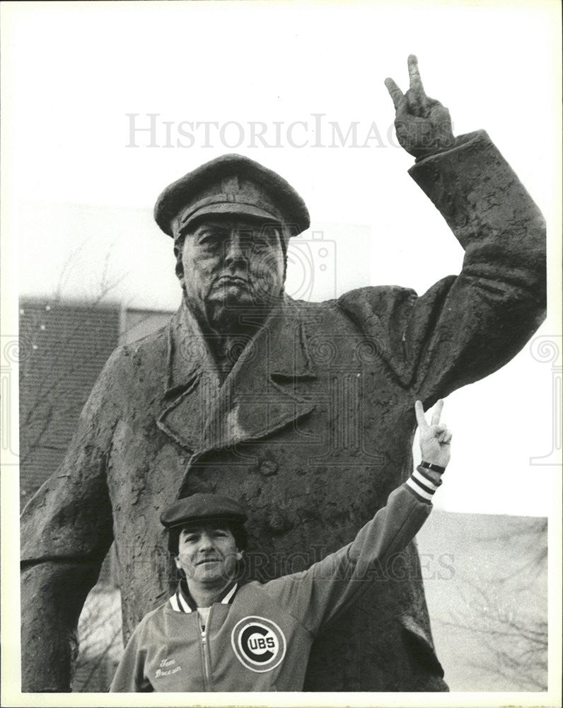 1986 Press Photo Comedian Tom Dreesen stands Winston Churchill Statue - Historic Images