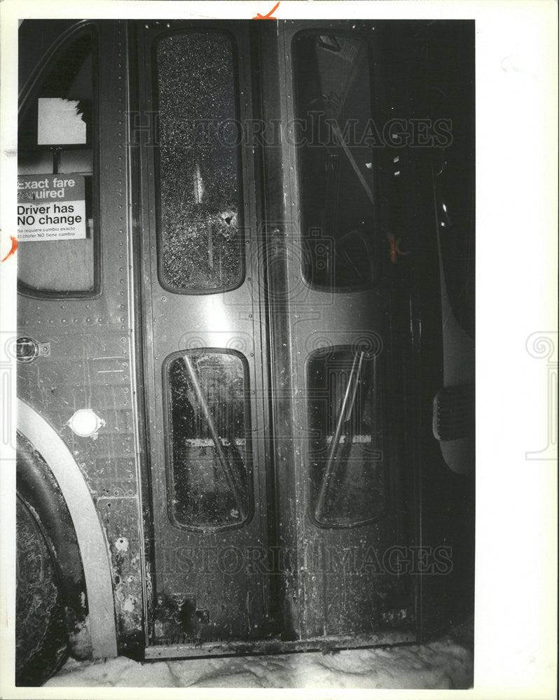 1982 Press Photo Bullet Hole Where Officer James Doyle Was Shot And Killed - Historic Images