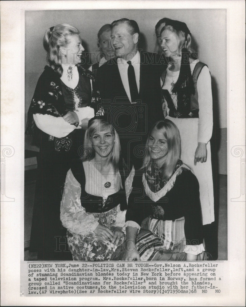 1968 Press Photo Nelson Rockerfeller, Mrs Steven Rockerfeller,and group of girls - Historic Images