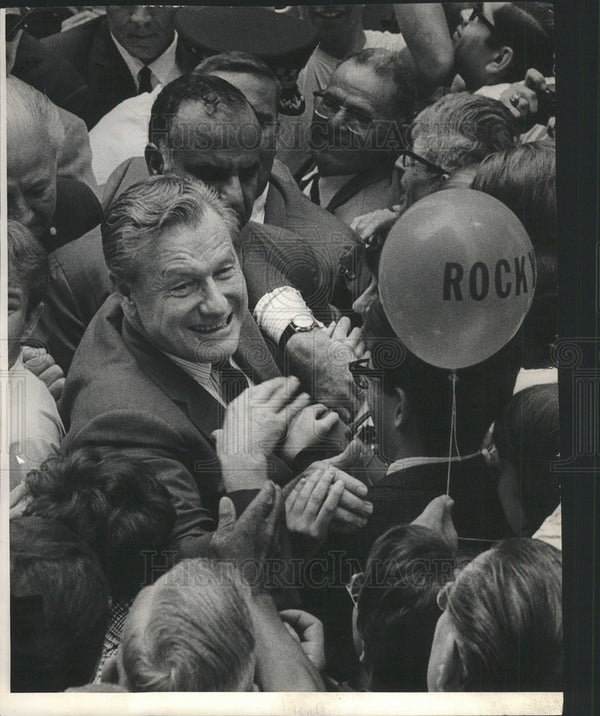 1968 Press Photo Nelson Rockefeller Surrounded By Fans After Speech ...