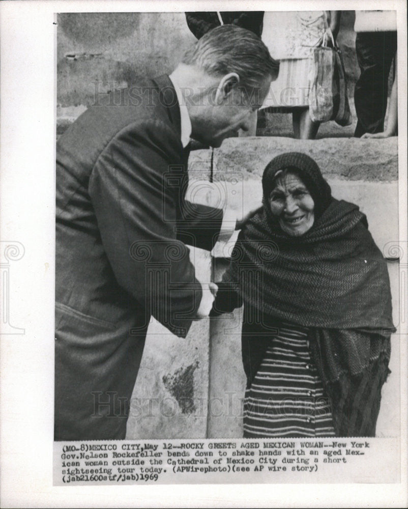 1969 Press Photo Gov Rockefeller Shakes Hands Outside Cathedral Of Mexico City - Historic Images