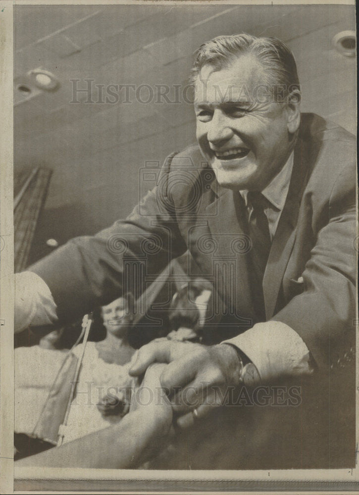 1968 Press Photo Gov. Nelson Rockefeller shakes hand with supporters convention - Historic Images