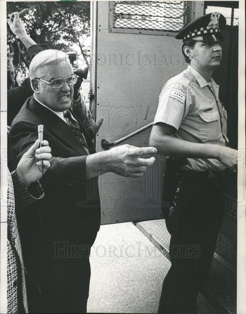 1973 Press Photo Central District Commander Paul Y.McLaughlin Arrests Protesters - Historic Images