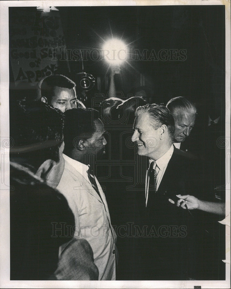 1968 Press Photo Gov Rockefeller Chatting With Mayor Hatchett At Campaign Rally - Historic Images