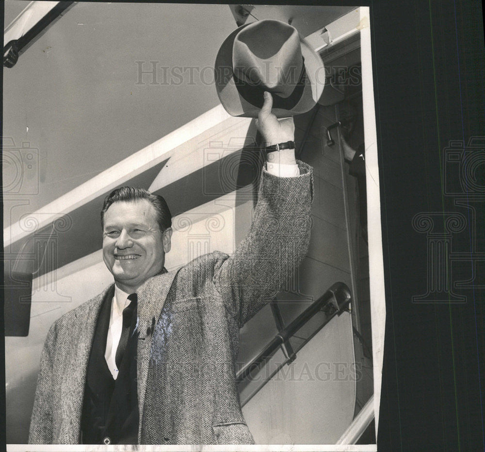 1960 Press Photo Gov. Nelson Rockefeller waves before leaving Chicago airport - Historic Images