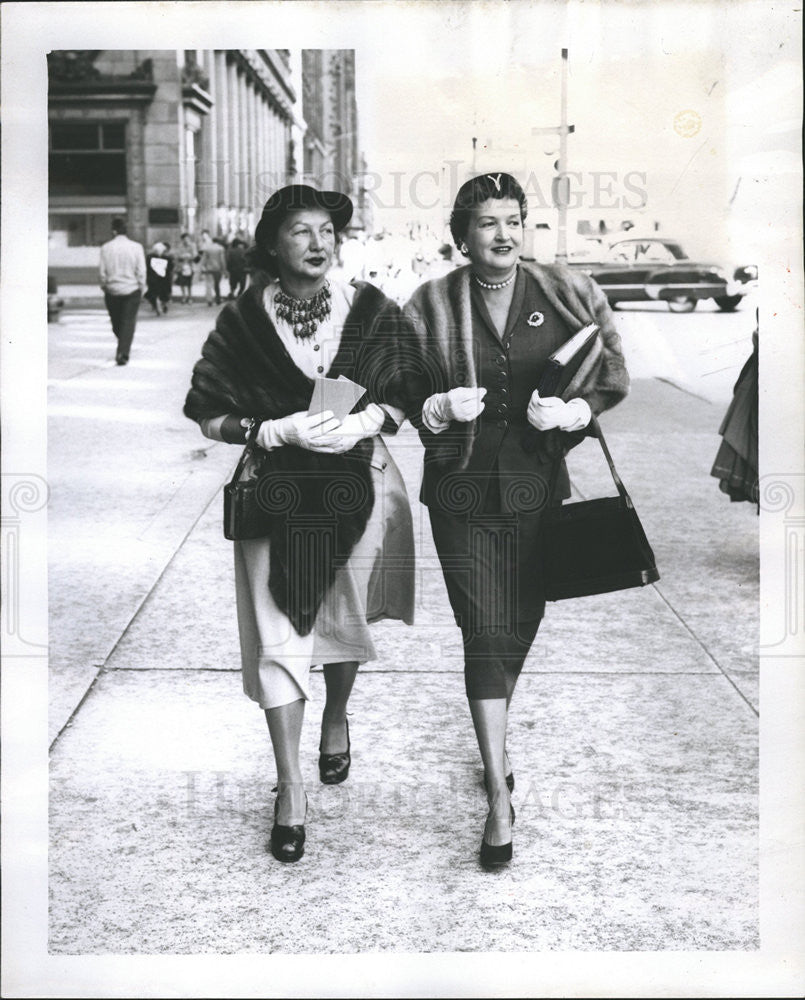 1953 Press Photo Mrs. Judson Large and Mrs. Ross Byron on the way to meeting - Historic Images