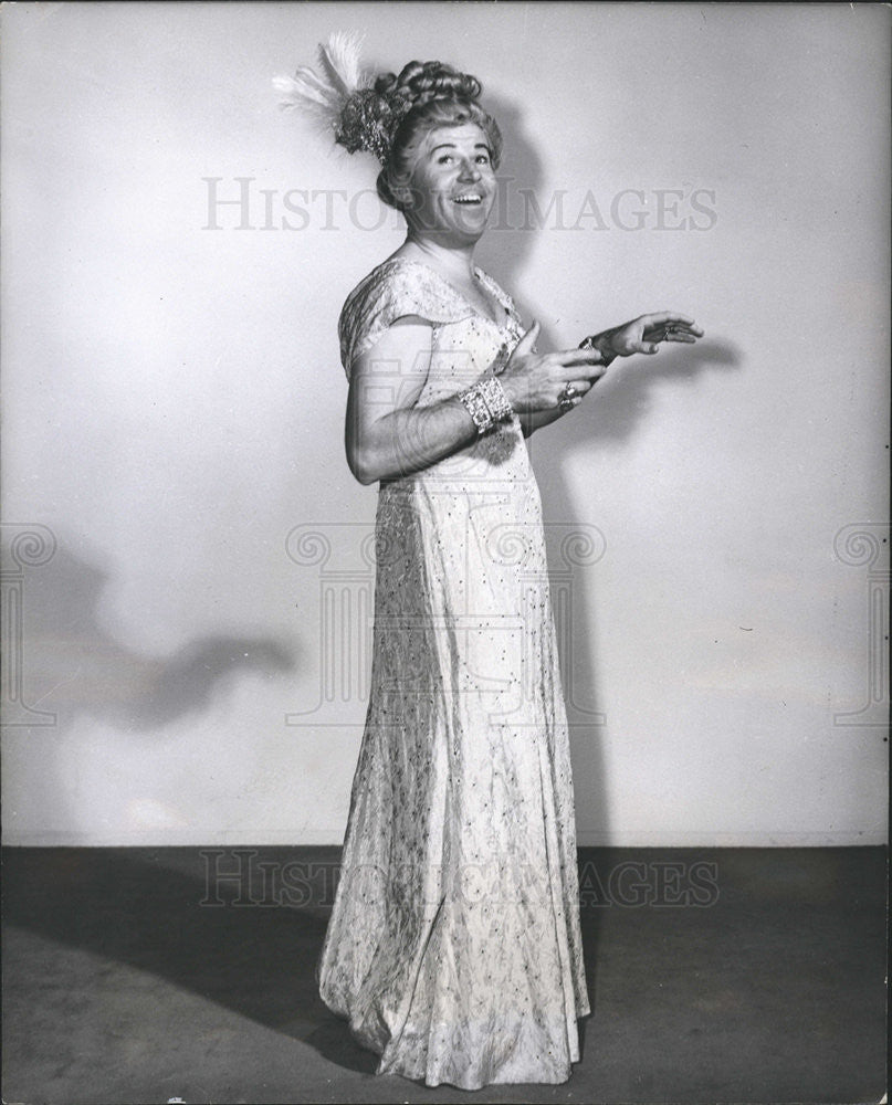 1950 Press Photo DennisDay As Sophie Tucker Has To Help Create Character Of Mama - Historic Images
