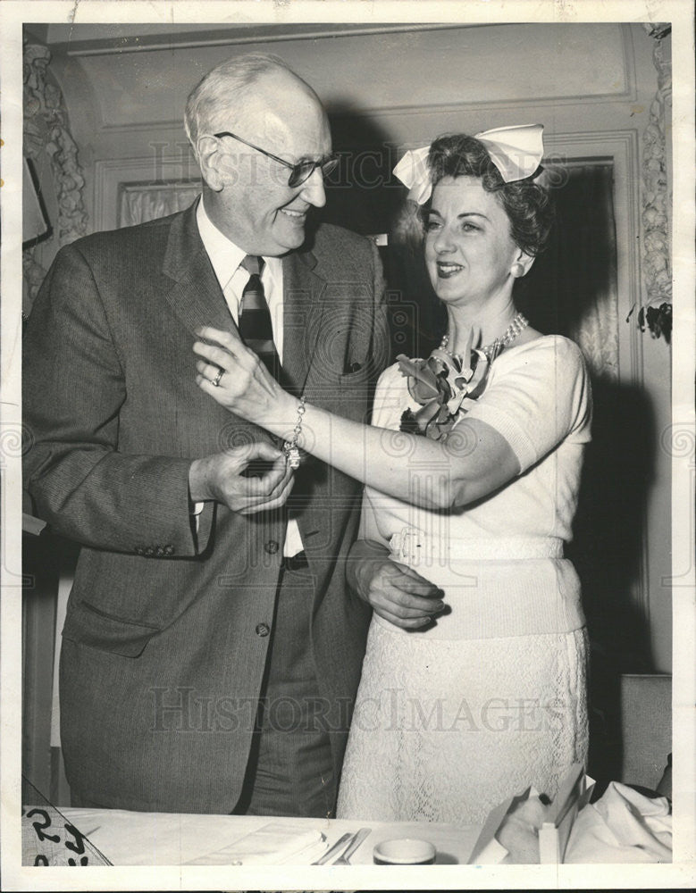 1959 Press Photo Chamers O&#39;Brien Presents A Braclet To Mrs Ruth Ellen Church - Historic Images