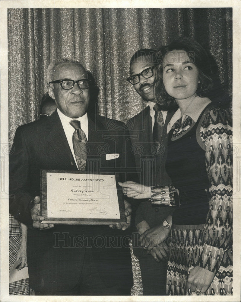 1972 Press Photo Carvey Person awarded by Hull House Association - Historic Images