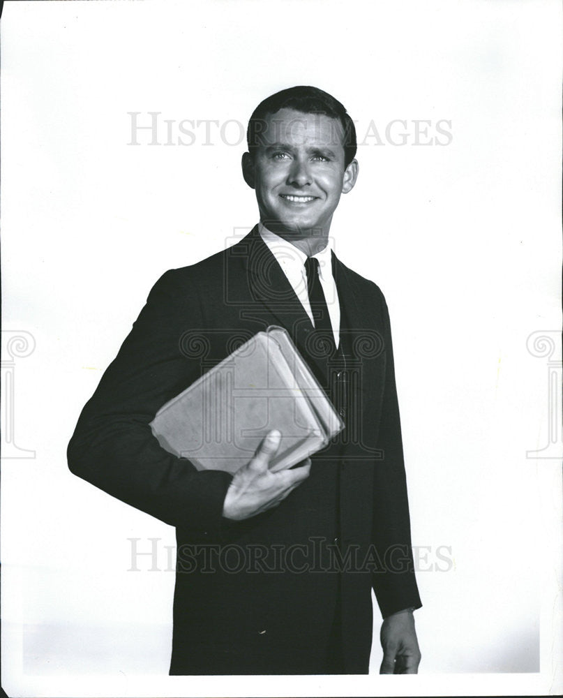 1960 Press Photo Actor Roger Perry  in &quot;Harrison &amp; Son.&quot; - Historic Images