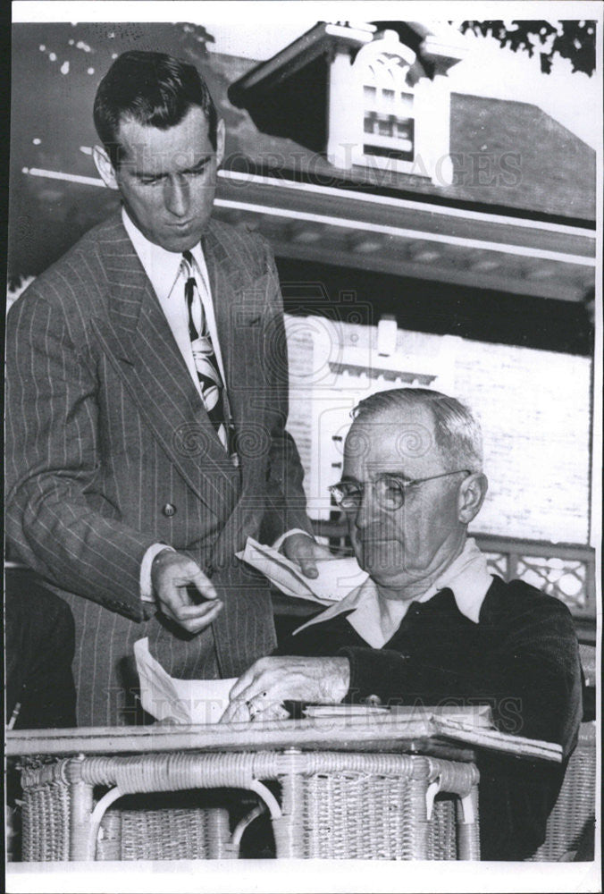 Press Photo Predsident Truman confers with Matthew Connelly - Historic Images