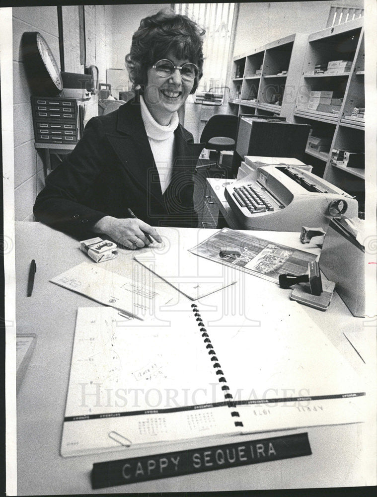 1973 Press Photo Mrs.Cappy Sequeira at her desk and filling out shipping. - Historic Images