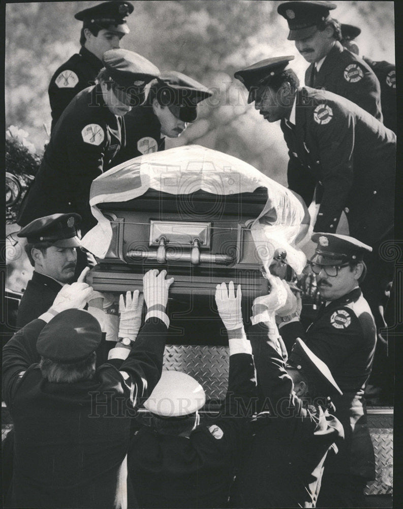 1984 Press Photo Firefighters removes casket of comrade Phillip Kenneally - Historic Images