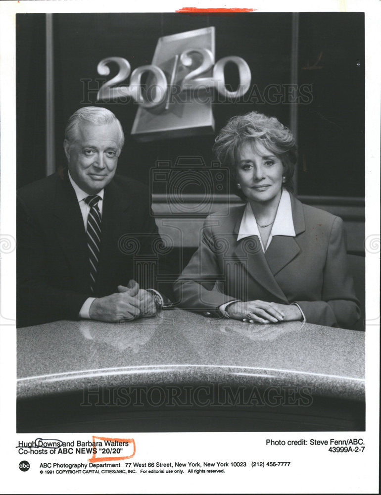 PRESS PHOTO HUGH DOWNS AMERICAN BROADCASTER TELEVISION HOST BARBARA WALTERS - Historic Images