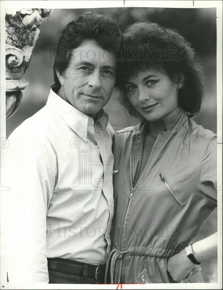 1983 Press Photo Bill Bixby and Lesley Anne Down in &quot;Murder is Easy.&quot; - Historic Images