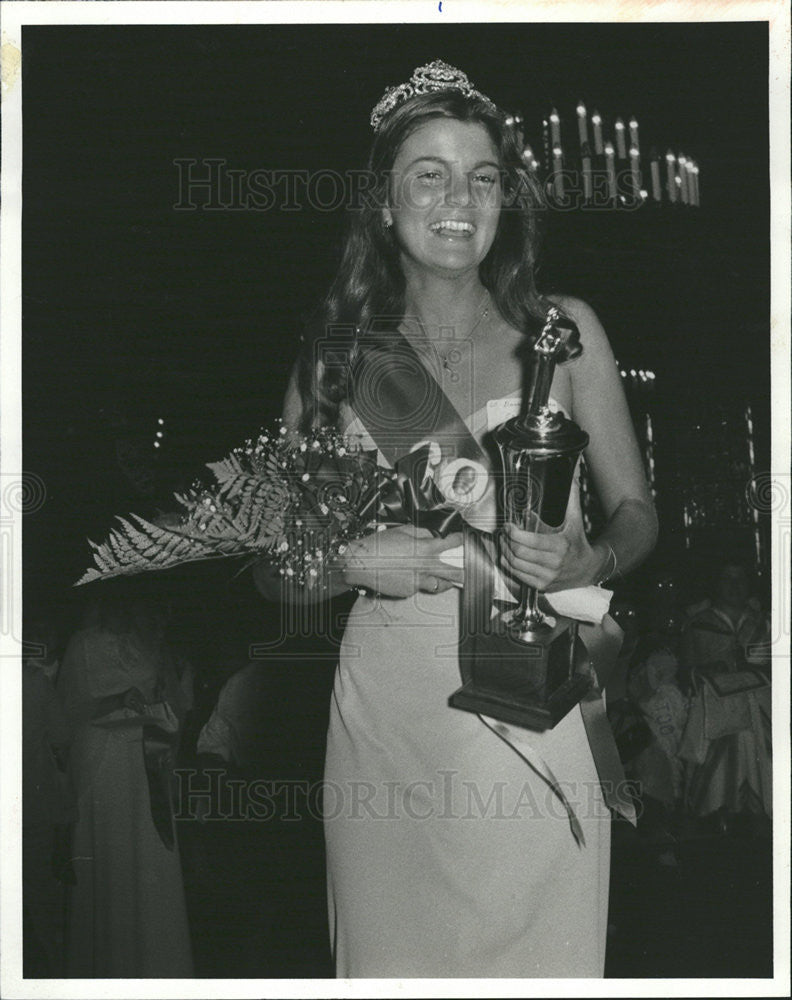 1977 Press Photo Donna Marie Errera was crowned Columbus Day Queen. - Historic Images