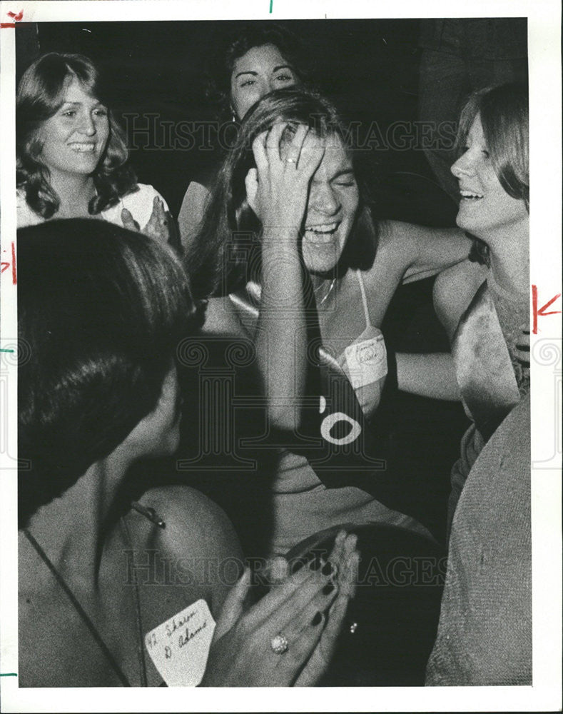 1977 Press Photo Donna Maria Errera in shock to be crowned Columbus Day Queen - Historic Images