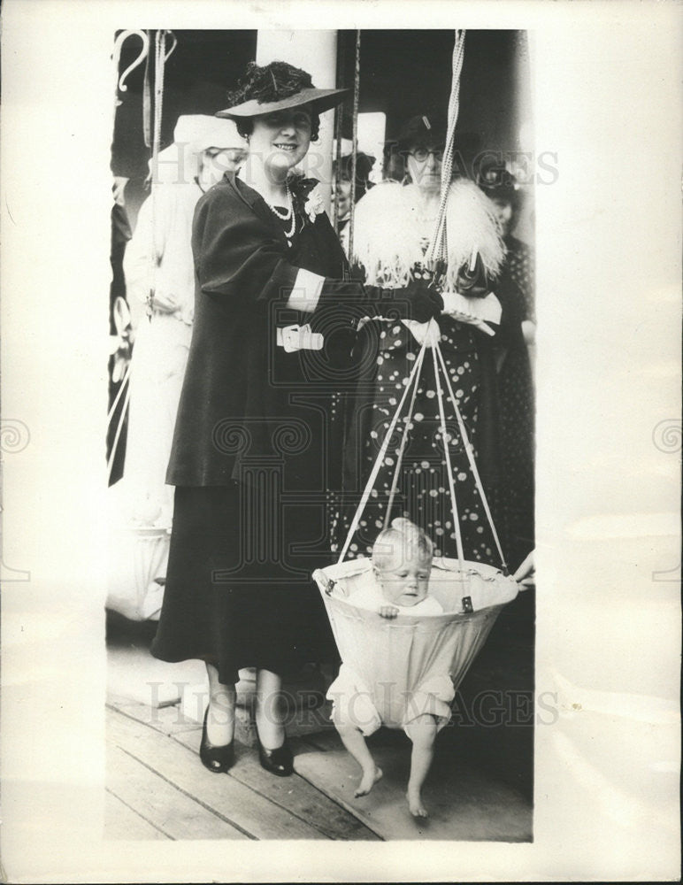 1936 Press Photo The Duchess of York demonstrate electric swing bag - Historic Images