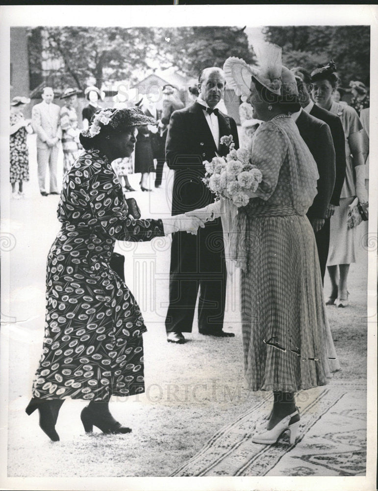 1949 Press Photo Queen Elizabeth receives Miss N. Foster of Roosevelt School - Historic Images