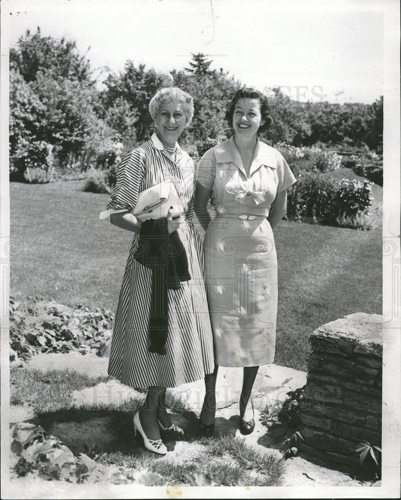 1955 Press Photo Mrs. Clifford Rodman and Mrs. Mark Willing St. Luke&#39;s Hospital - Historic Images