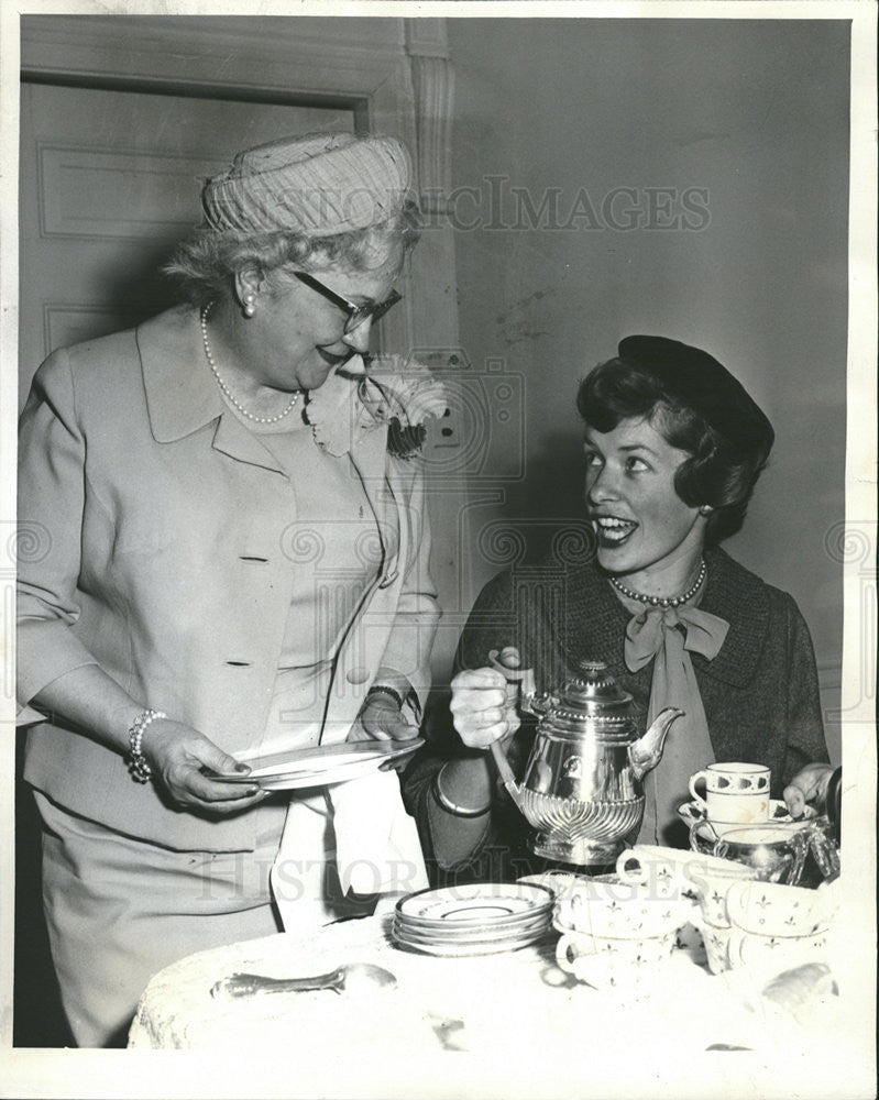 1954 Press Photo Mrs Thomas Weiss - Historic Images