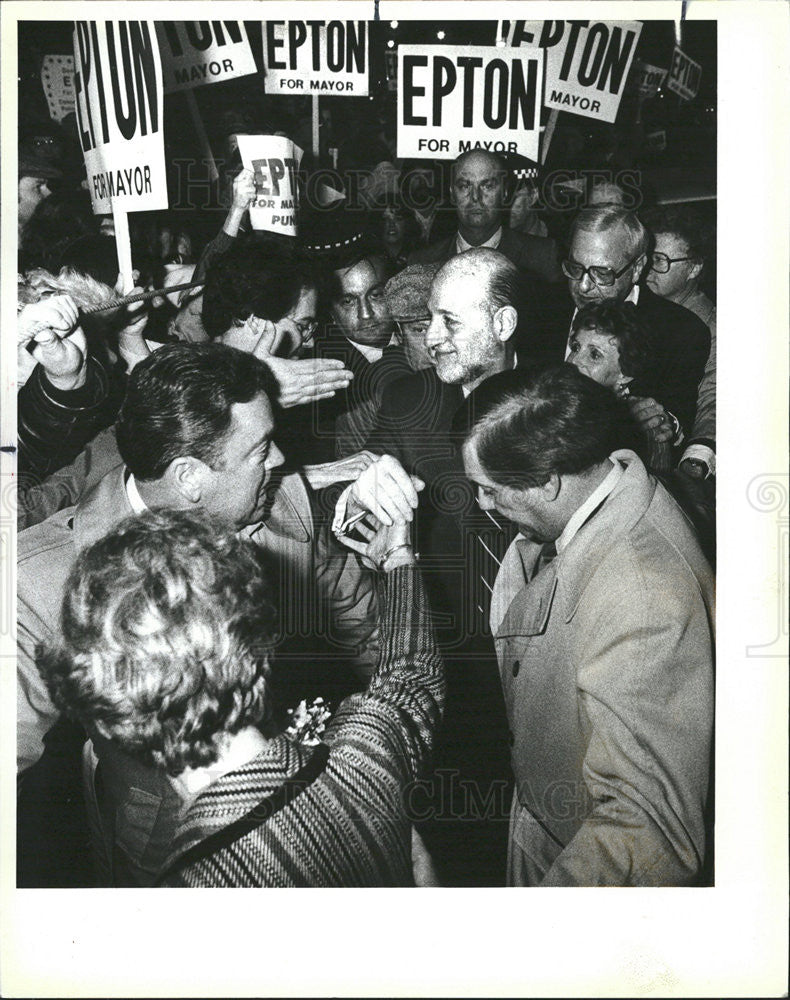 1983 Press Photo BERNARD E. EPTON AMERICAN POLITICIAN GREETED SUPPORTERS - Historic Images