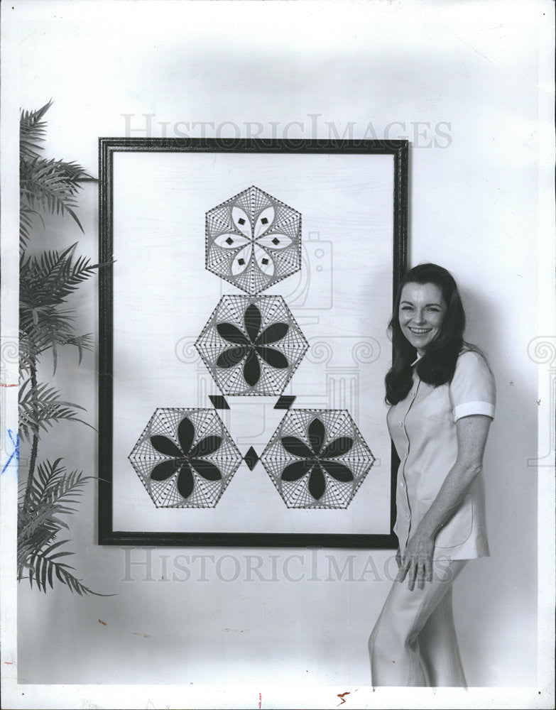 1971 Press Photo Kathleen Emery recording star with home pattern decoration - Historic Images