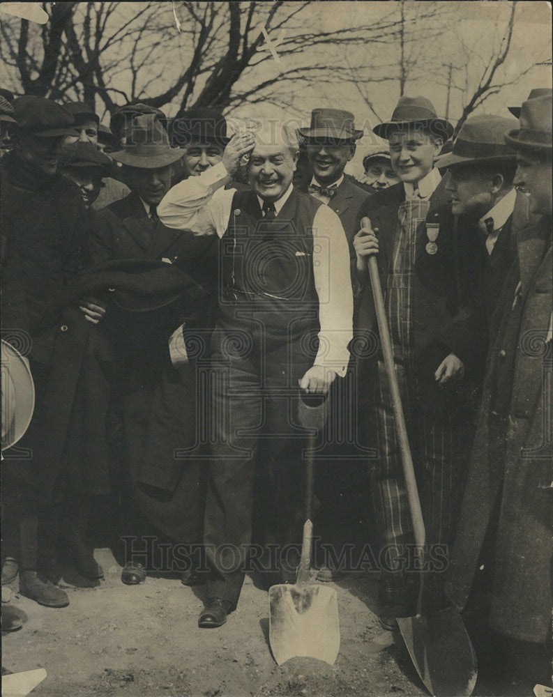 1937 Press Photo Gov. Dunne breaking ground for a road - Historic Images