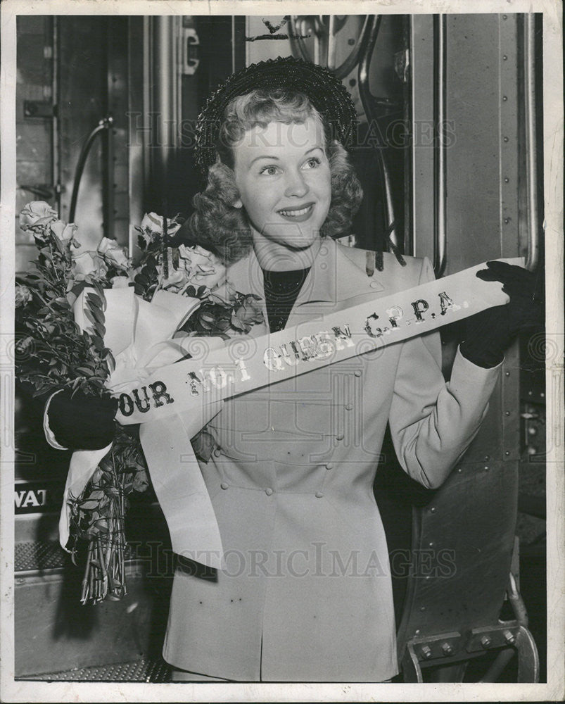 1949 Press Photo Actress Kay Christopher at Dearborn station w/ bouquet flowers - Historic Images