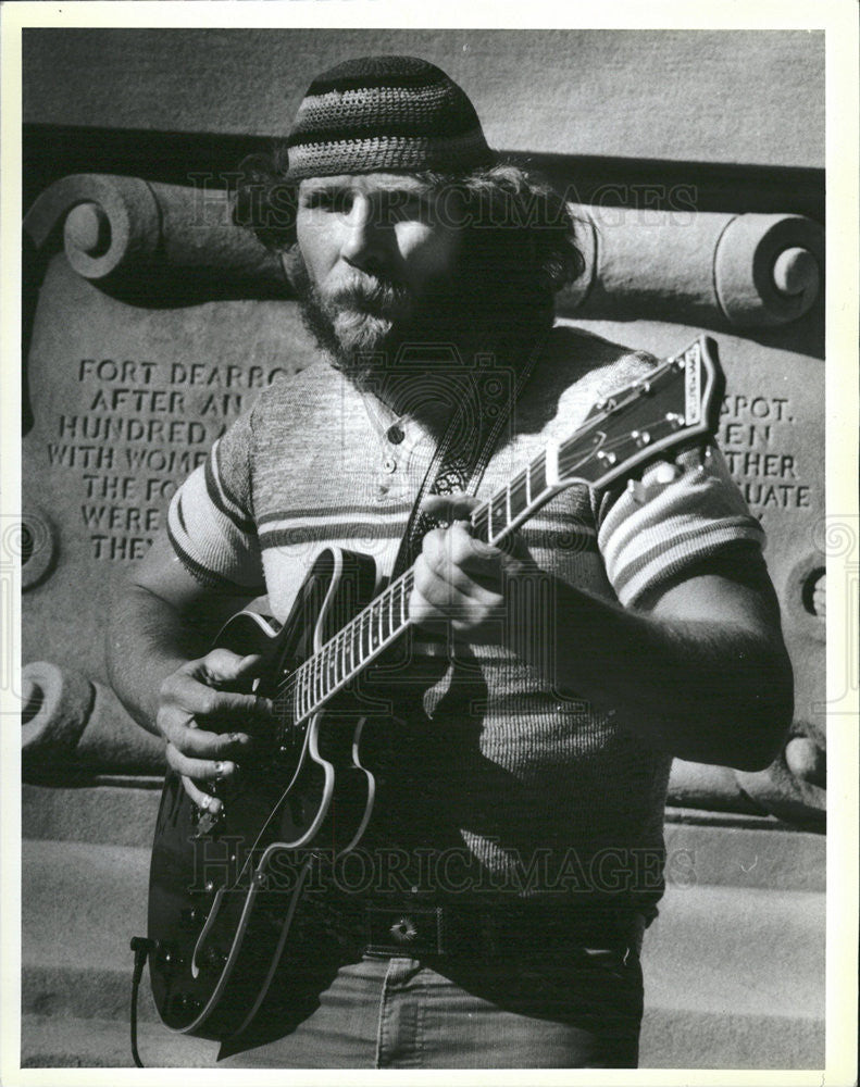 1985 Press Photo James  Dobiela &quot; Howling Wolf&quot;  playing guitar - Historic Images