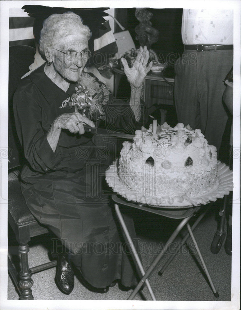 1962 Press Photo MRS. MARY POBURKA NATIVE WARWARYNCE POLAND BIRTHDAY CAKE - Historic Images