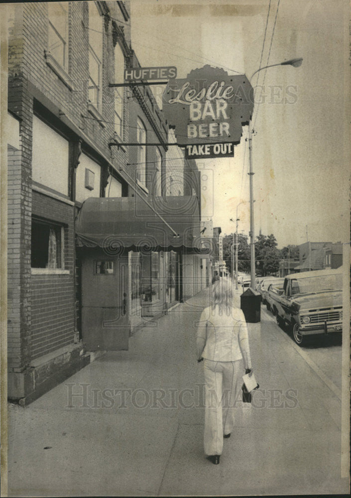 1975 Press Photo Huffies Leslie Bar Main Street Dale R. Remling State Police - Historic Images