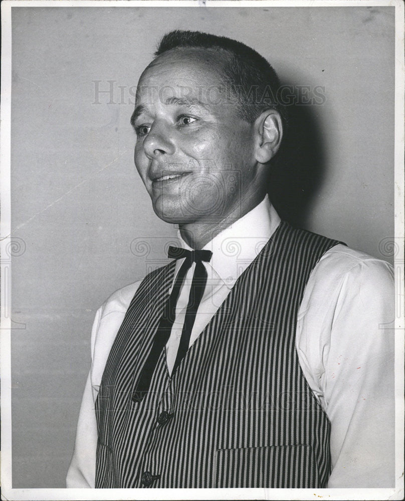 1961 Press Photo Dave Remington performs at the Embassy Room of Cafe Continental - Historic Images